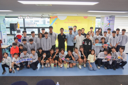 이승찬 계룡장학재단 이사장과 전국소년체육대회 우수 입상 학생들이 '제54회 전국소년체육대회 우수입상학생 장학금 수여식' 이후 기념촬영을 하고 있다. [계룡건설 제공]